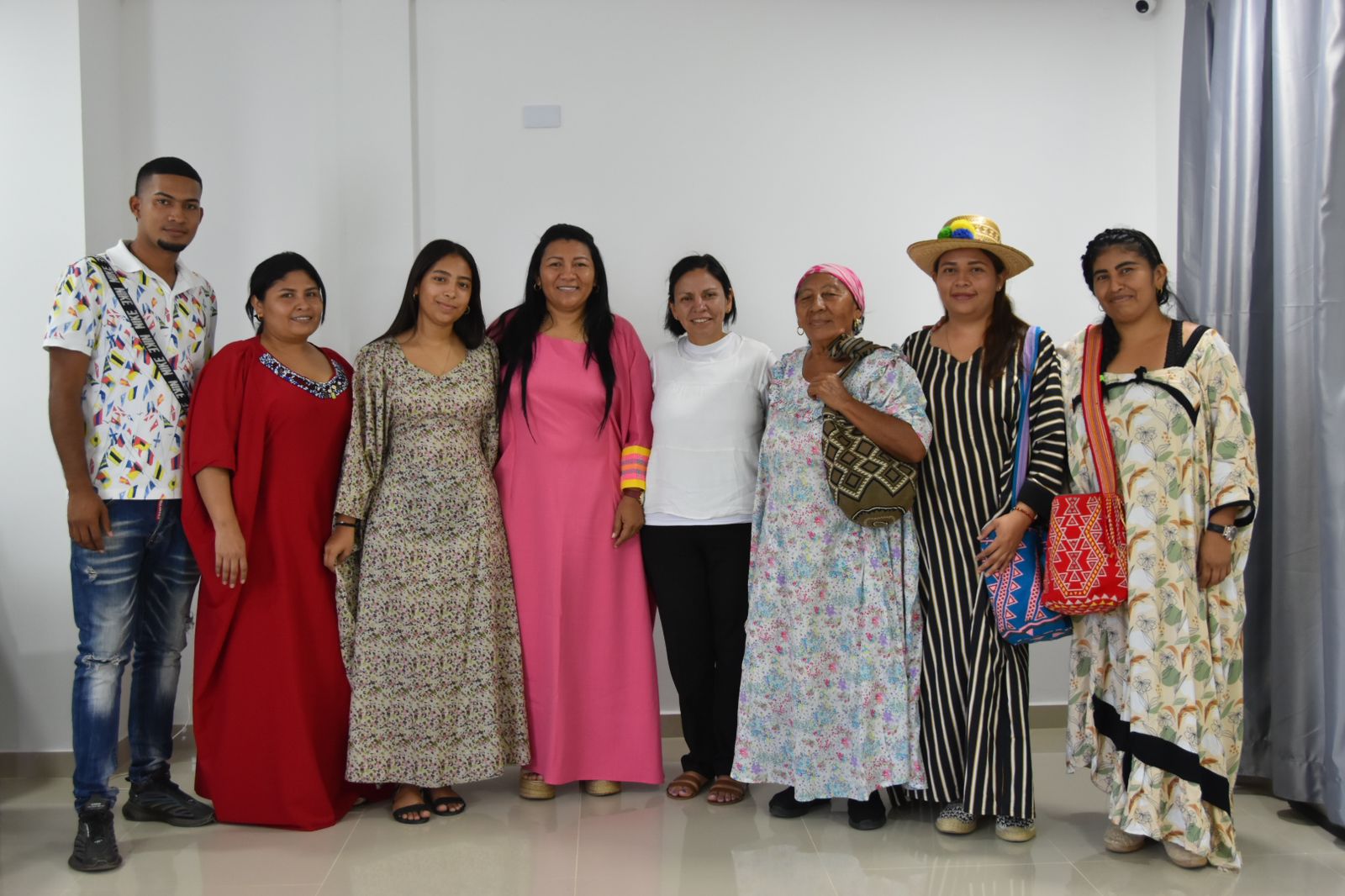 Patricia Tobón y personas de las comunidad de Bahía Portete posando para foto
