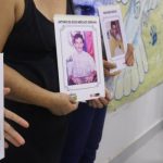 Mujeres sosteniendo fotos de victimas del conflicto armado