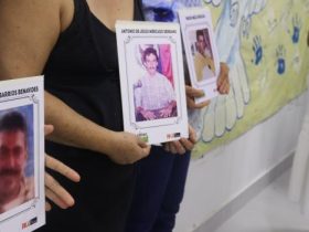 Mujeres sosteniendo fotos de victimas del conflicto armado