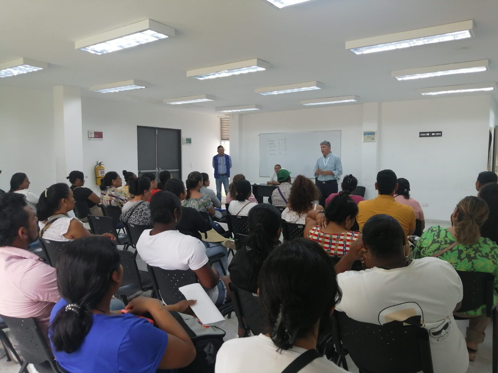 Expositor hablando frente a grupo de personas en jornada de indemnizaciones