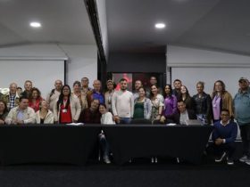 Grupo de personas posando frente a la cámara