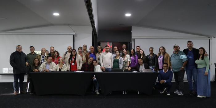 Grupo de personas posando frente a la cámara