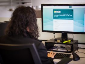 Persona sentada en frente de computador diligenciando formulario de la propuesta de reforma a la ley 1448