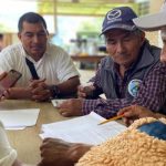 Grupo de hombres con documentos socializando entre si