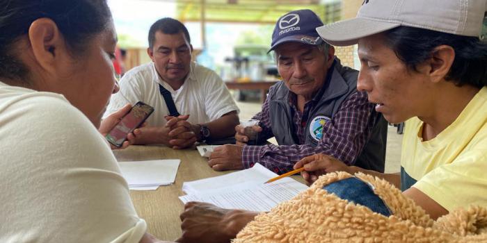 Grupo de hombres con documentos socializando entre si