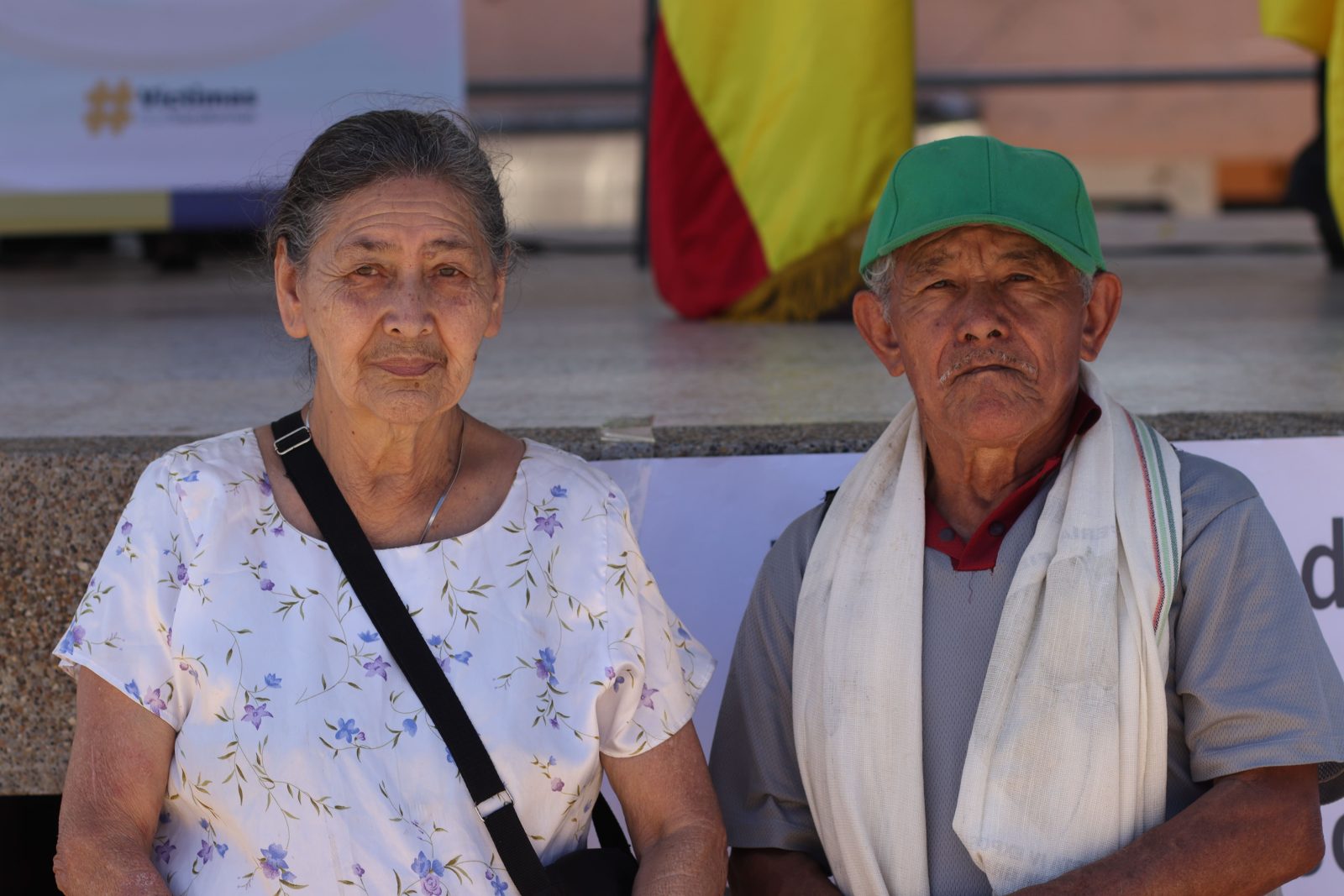 Personas adultas mayores mirando a la cámara