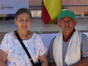 Personas adultas mayores mirando a la cámara