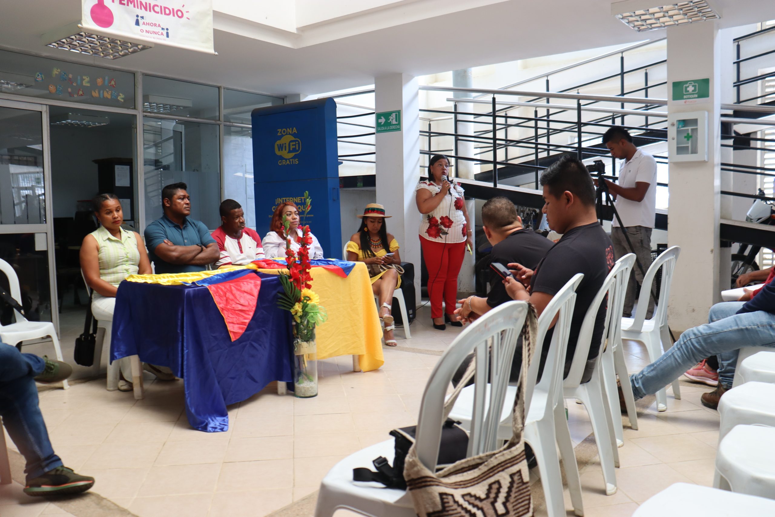 Mujer hablando por micrófono frente a participantes de Municipio de Suáre