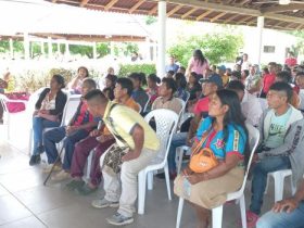 Grupo de personas del Alto Sinú sentadas en evento