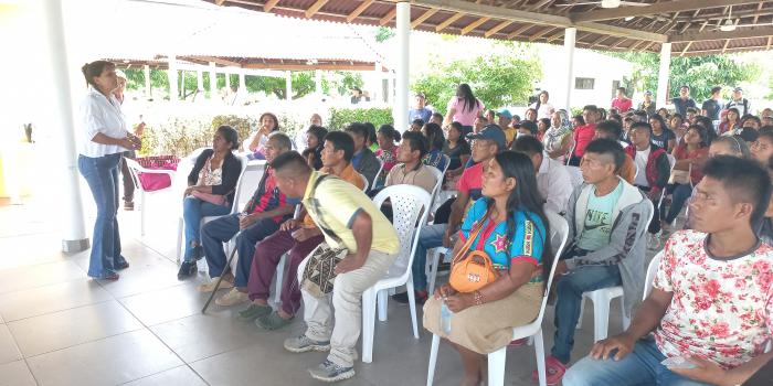 Grupo de personas del Alto Sinú sentadas en evento