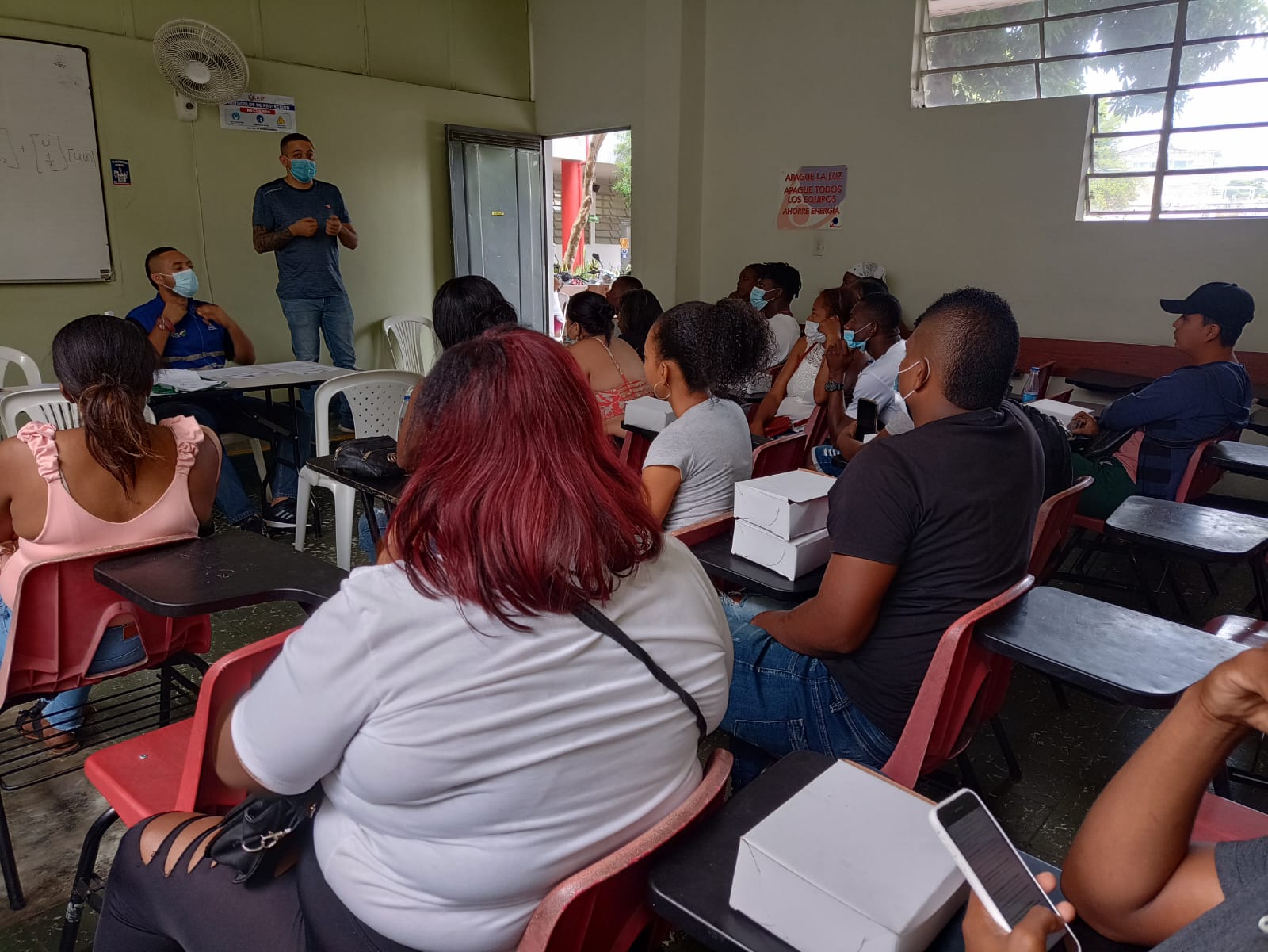 Funcionario de la Unidad de victimas hablando al frente de grupo de personas de Cali