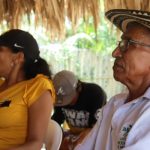 Hombre adulto y mujer mirando al lado izquierdo en una reunión de consulta previa