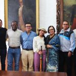 10 personas posando para foto en recinto de la Universidad del Cauca