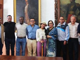 10 personas posando para foto en recinto de la Universidad del Cauca