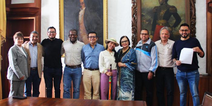 10 personas posando para foto en recinto de la Universidad del Cauca