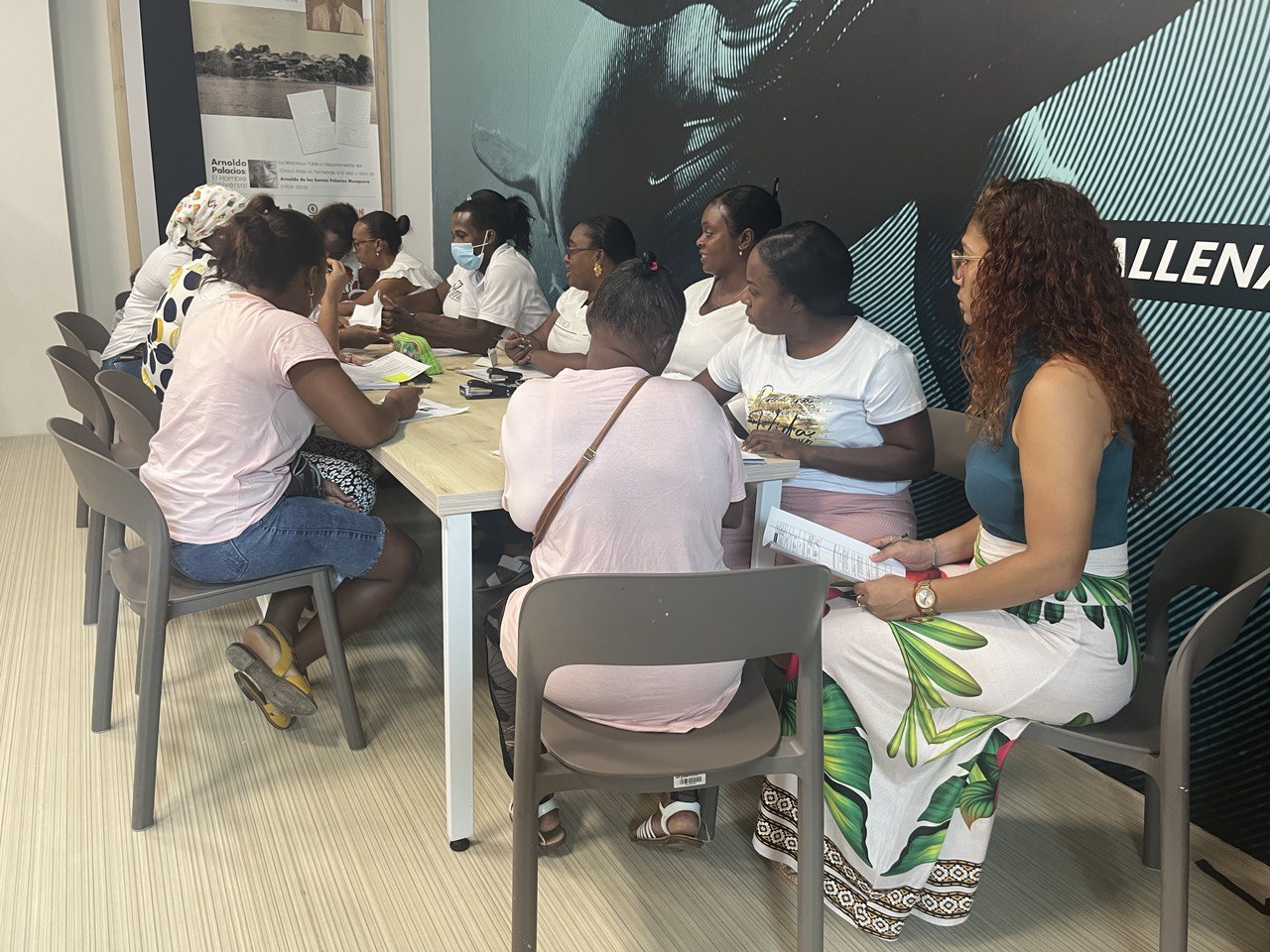 Mujeres afrodescendiente del Chocó sentadas alrededor de mesa socializando entre si