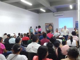 Mujer hablando frente a un grupo de personas