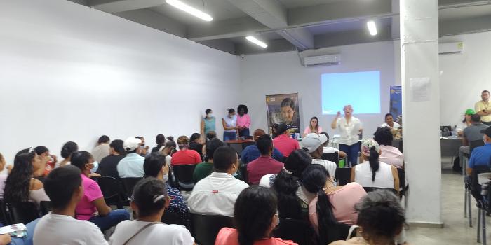 Mujer hablando frente a un grupo de personas