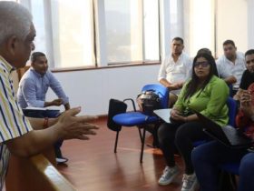 Hombre adulto hablando a personeros municipales