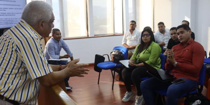 Hombre adulto hablando a personeros municipales