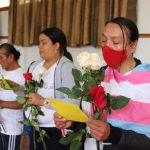 4 Mujeres sosteniendo flores en sus manos en una jornada de conmemoración