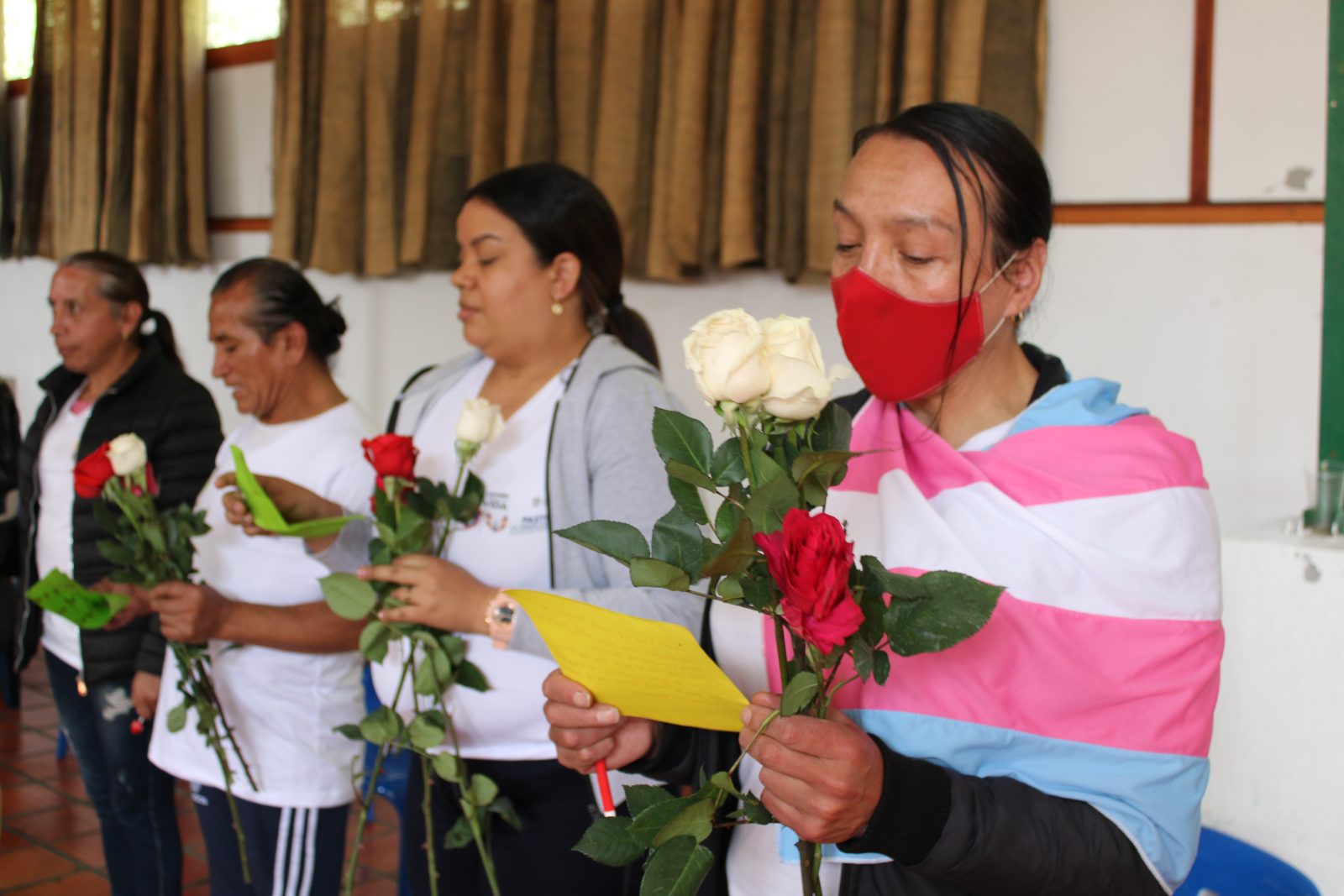 4 Mujeres sosteniendo flores en sus manos en una jornada de conmemoración