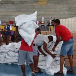 Grupo de hombres cargando bultos con ayuda humanitaria para la comunidad del Bajo Calima