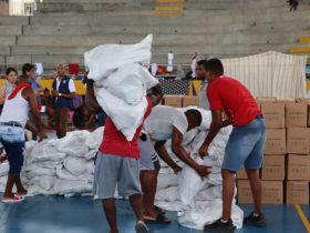 Grupo de hombres cargando bultos con ayuda humanitaria para la comunidad del Bajo Calima