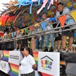 Trailer de tractomula con tarima decorada con colores de la bandera LGBT