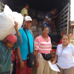 Personas desplazadas de Segovia recibiendo ayuda enviada en un camión
