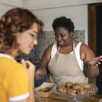 Mujer afrodescendiente empacando galletas en una caja