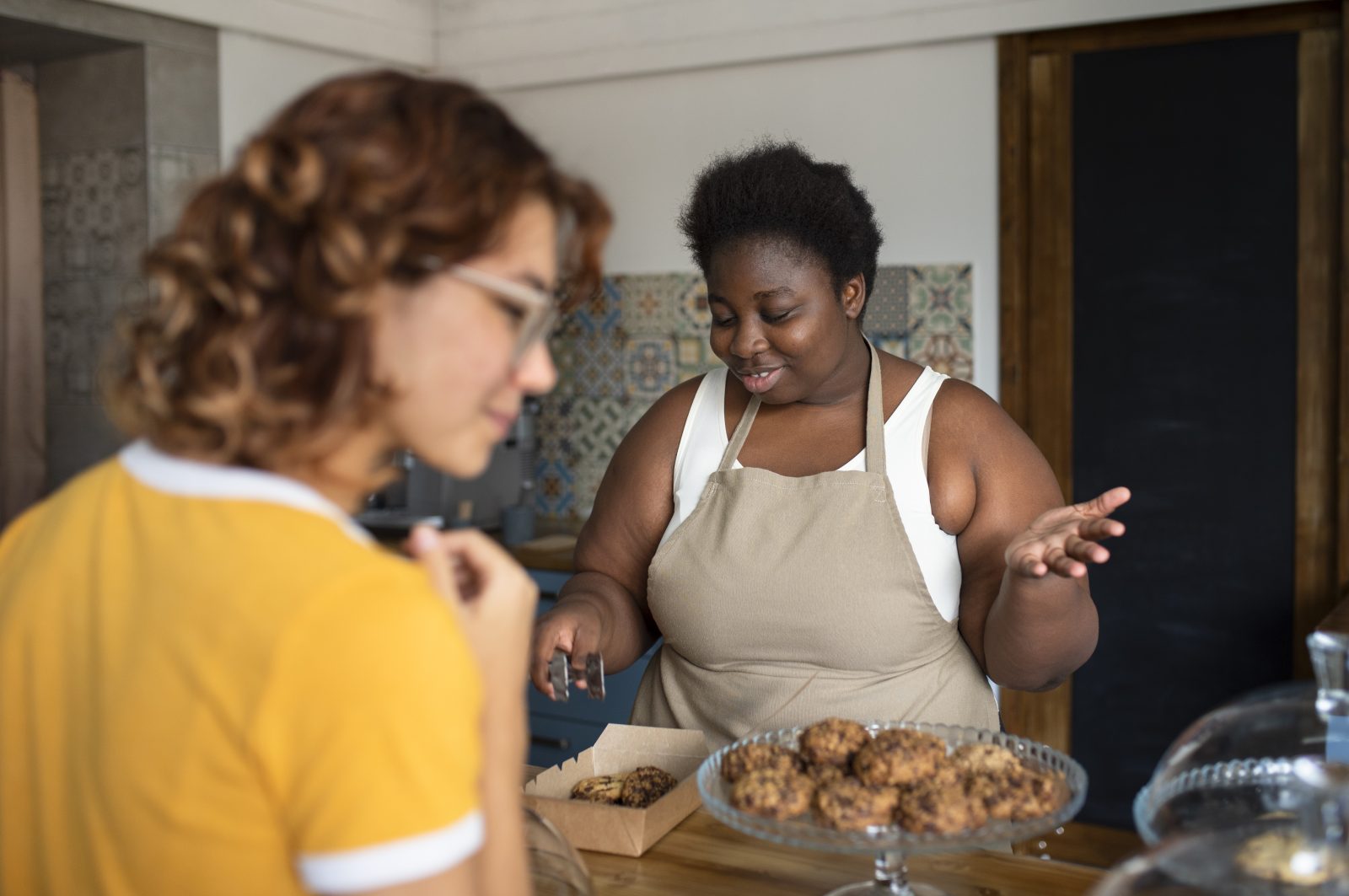 Mujer afrodescendiente empacando galletas en una caja