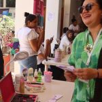 Dos mujeres socializando entre si en medio de la feria interinstitucional de Codazzi