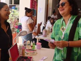 Dos mujeres socializando entre si en medio de la feria interinstitucional de Codazzi