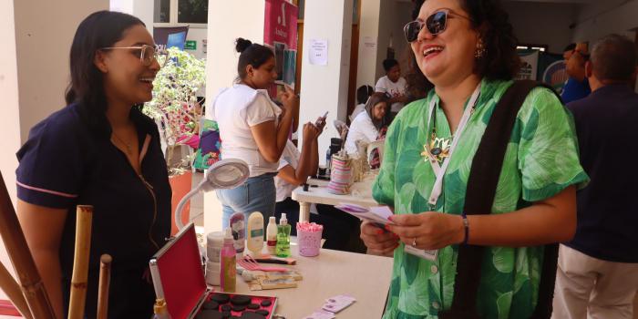 Dos mujeres socializando entre si en medio de la feria interinstitucional de Codazzi