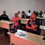 Hombre de camisa blanca hablando por micrófono acerca Planes de Contingencia Humanitaria