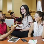 dos hombres y dos mujeres sentados en una conversación amena