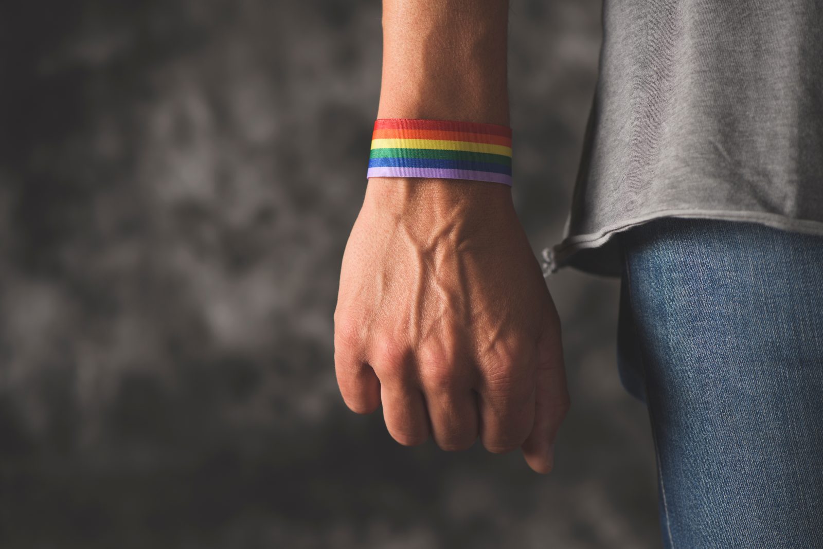 Manilla en muñeca con colores de la bandera lgbtiq