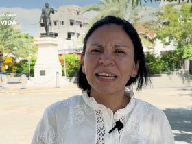 Patricia Tobón en parque municipal hablando frente a cámara