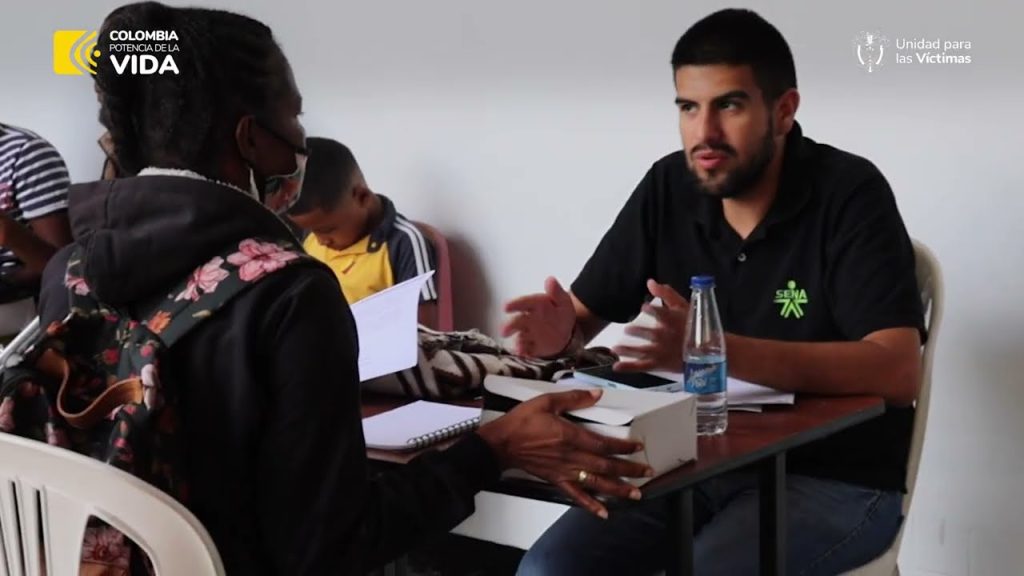 Hombre con camisa negra del Sena socializando con mujer afrodescendiente