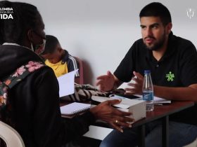 Hombre con camisa negra del Sena socializando con mujer afrodescendiente