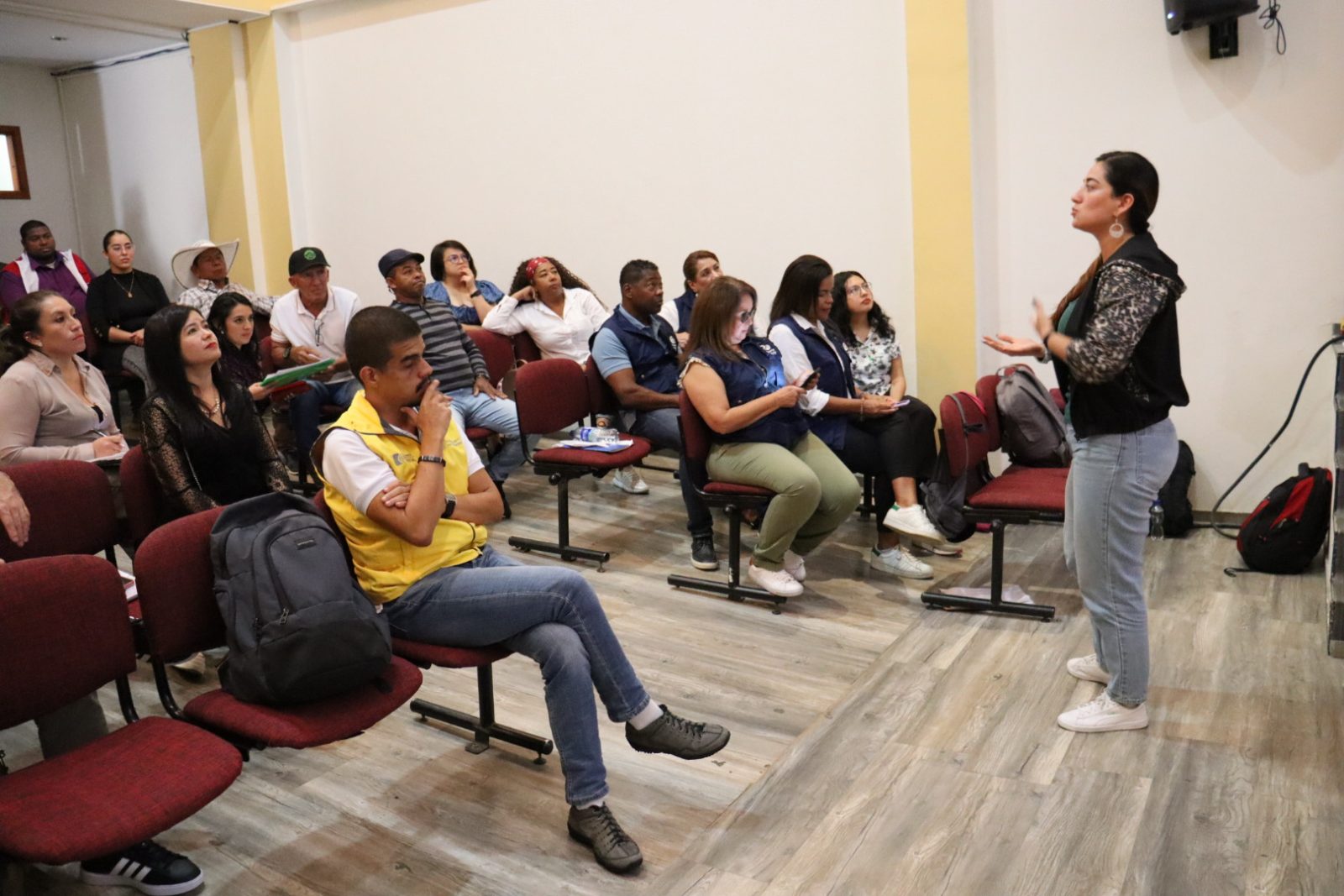 Personas reunidas con subcomité técnico de medidas se satisfacción en Mistrató