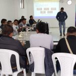 Hombre hablando por micrófono ante representantes del pueblo indígena Awá