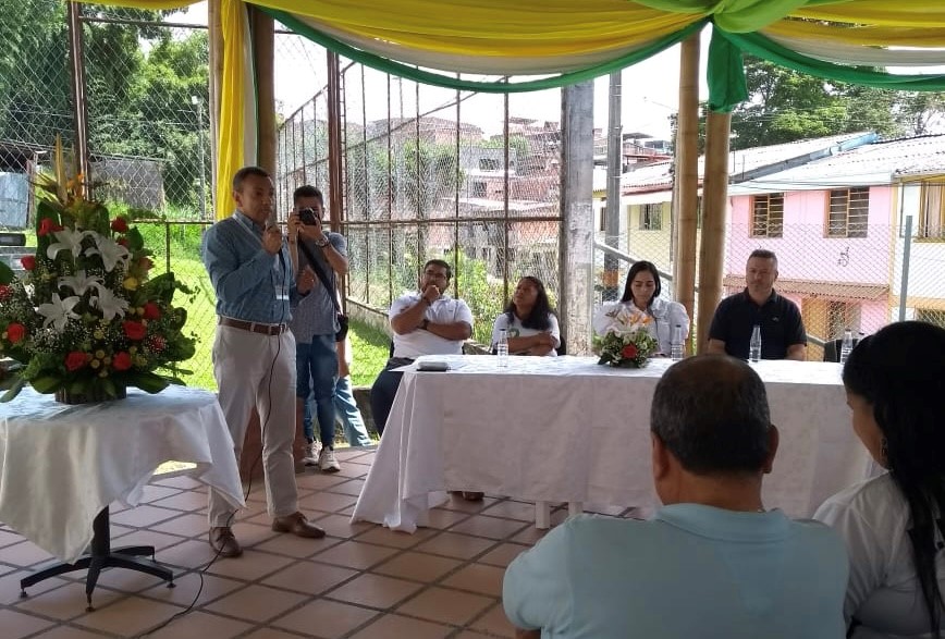 Hombre con micrófono haciendo anuncio ante el público