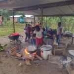 Personas afrodescendientes reunidas cocinando sancocho