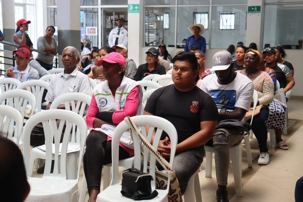 Reunión de personas en el punto de atención Municipio de Suárez