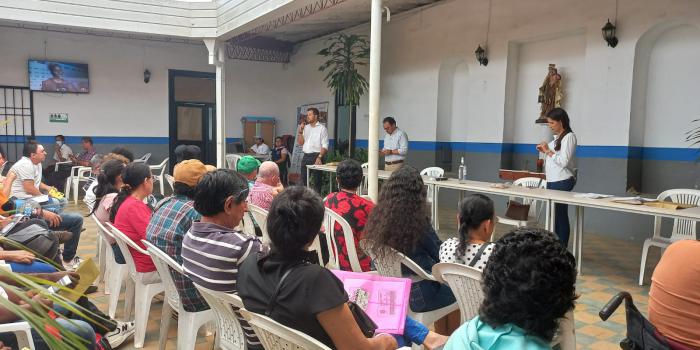 Hombre hablando por microfono a grupo de personas en Santander