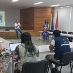 Hombre exponiendo ideas frente a grupo de personas en jornada