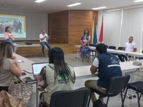 Hombre exponiendo ideas frente a grupo de personas en jornada