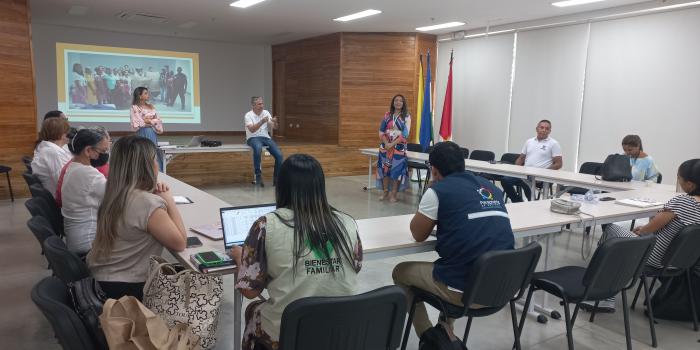 Hombre exponiendo ideas frente a grupo de personas en jornada